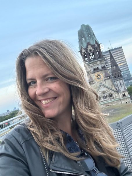 Profilfoto der Autorin Gabriela de Forrest. Im Hintergrund die Berliner Gedächtsniskirche